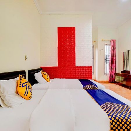 Radio Backpacker Guesthouse Syariah Бандунг Екстериор снимка