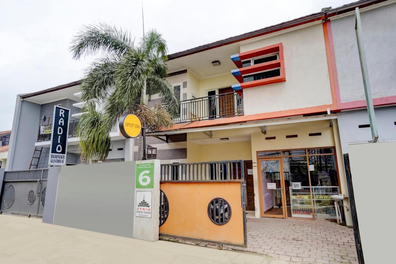 Radio Backpacker Guesthouse Syariah Бандунг Екстериор снимка