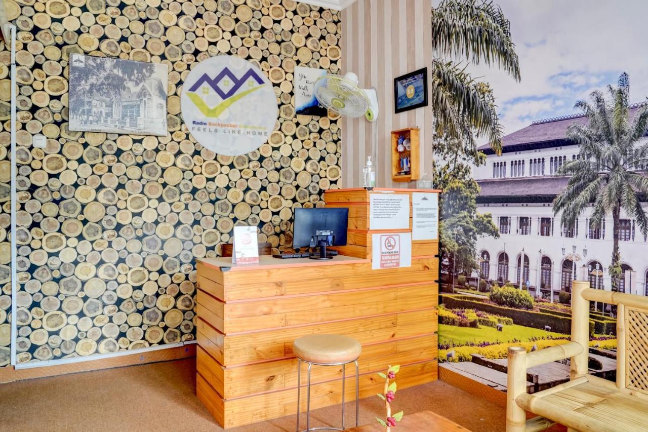 Radio Backpacker Guesthouse Syariah Бандунг Екстериор снимка