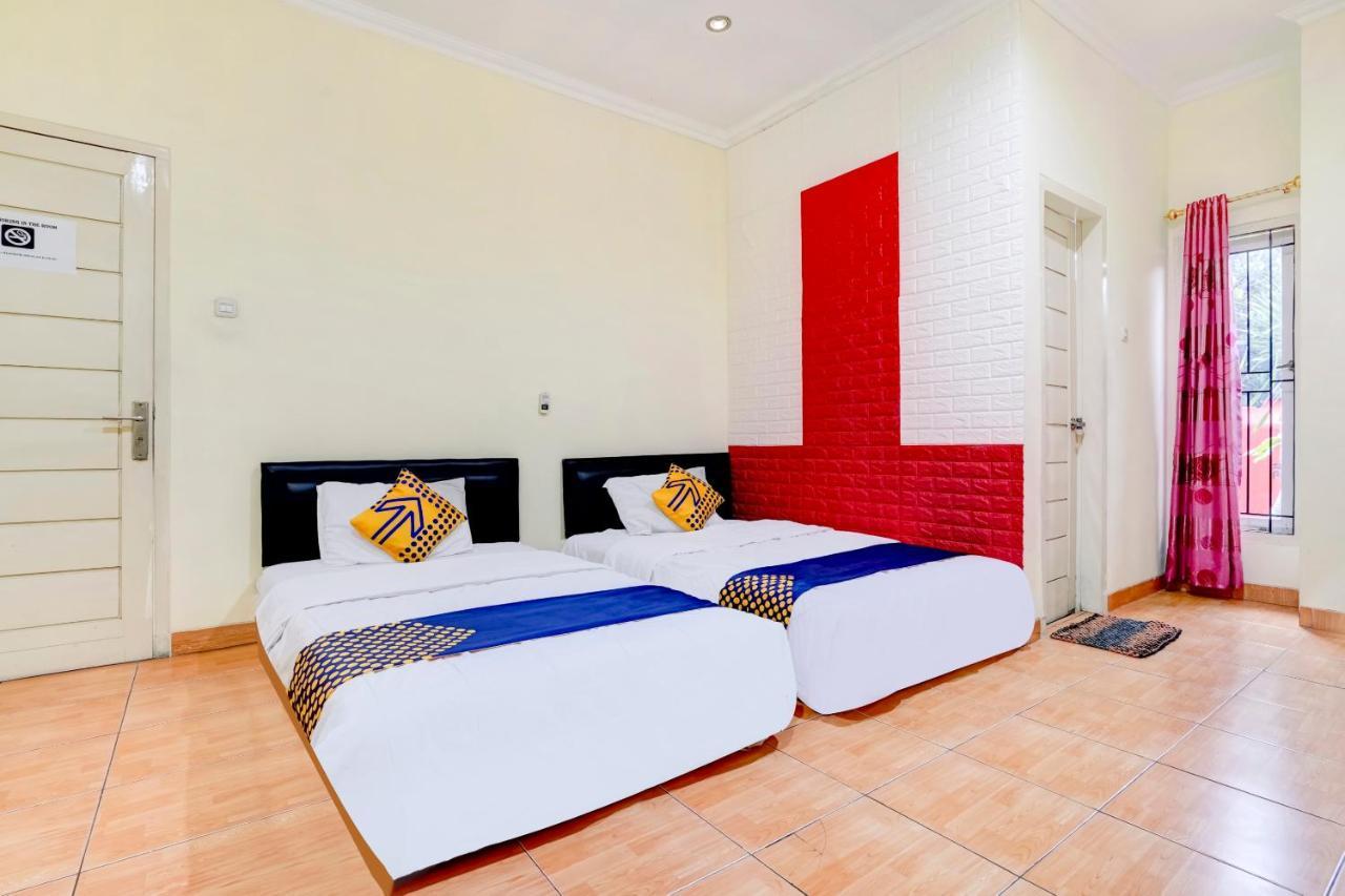 Radio Backpacker Guesthouse Syariah Бандунг Екстериор снимка