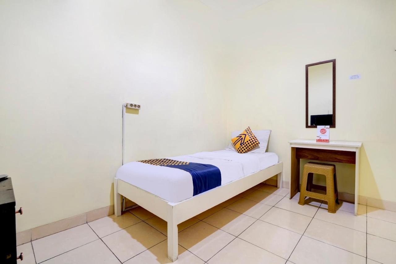 Radio Backpacker Guesthouse Syariah Бандунг Екстериор снимка