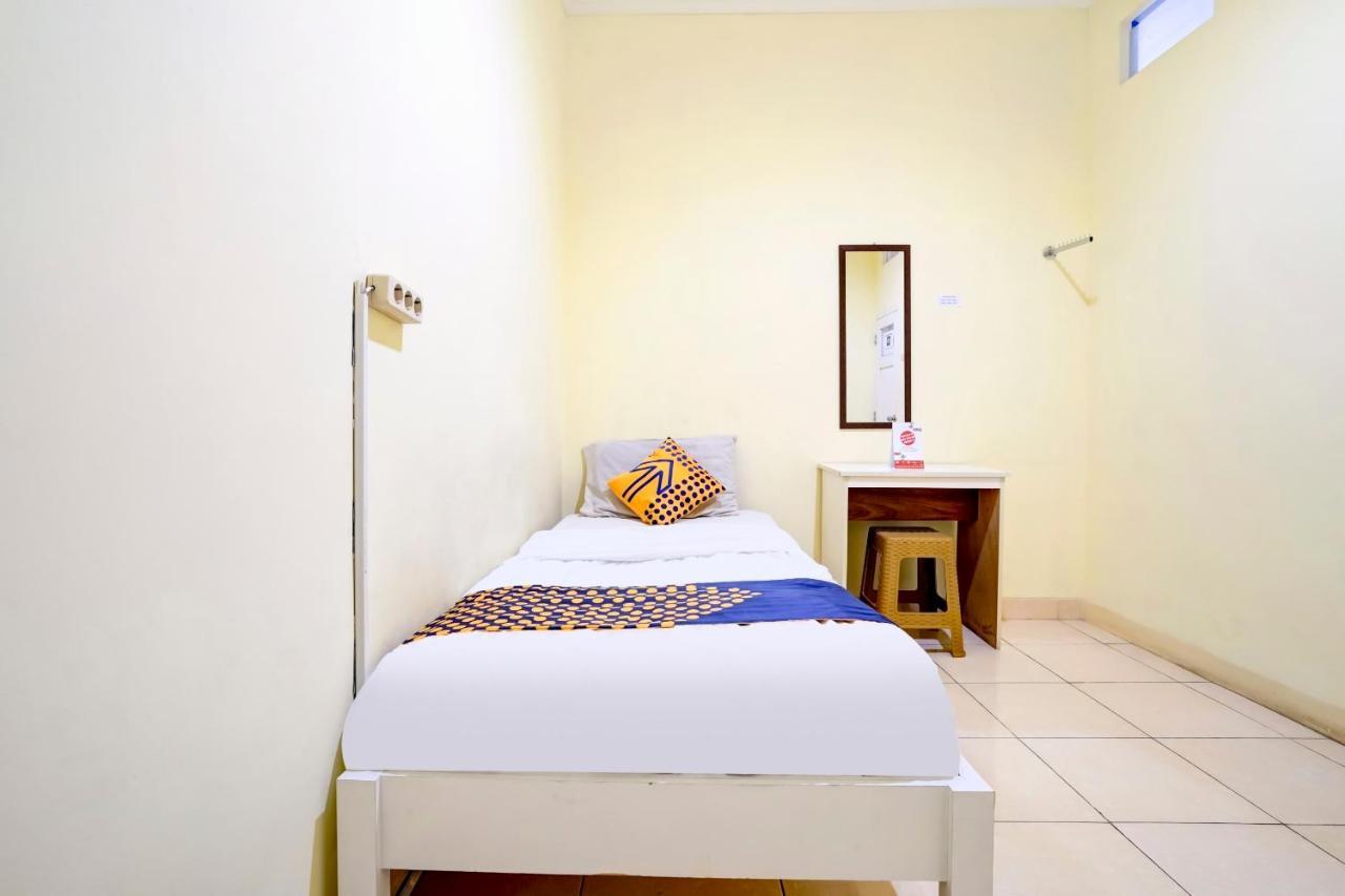 Radio Backpacker Guesthouse Syariah Бандунг Екстериор снимка