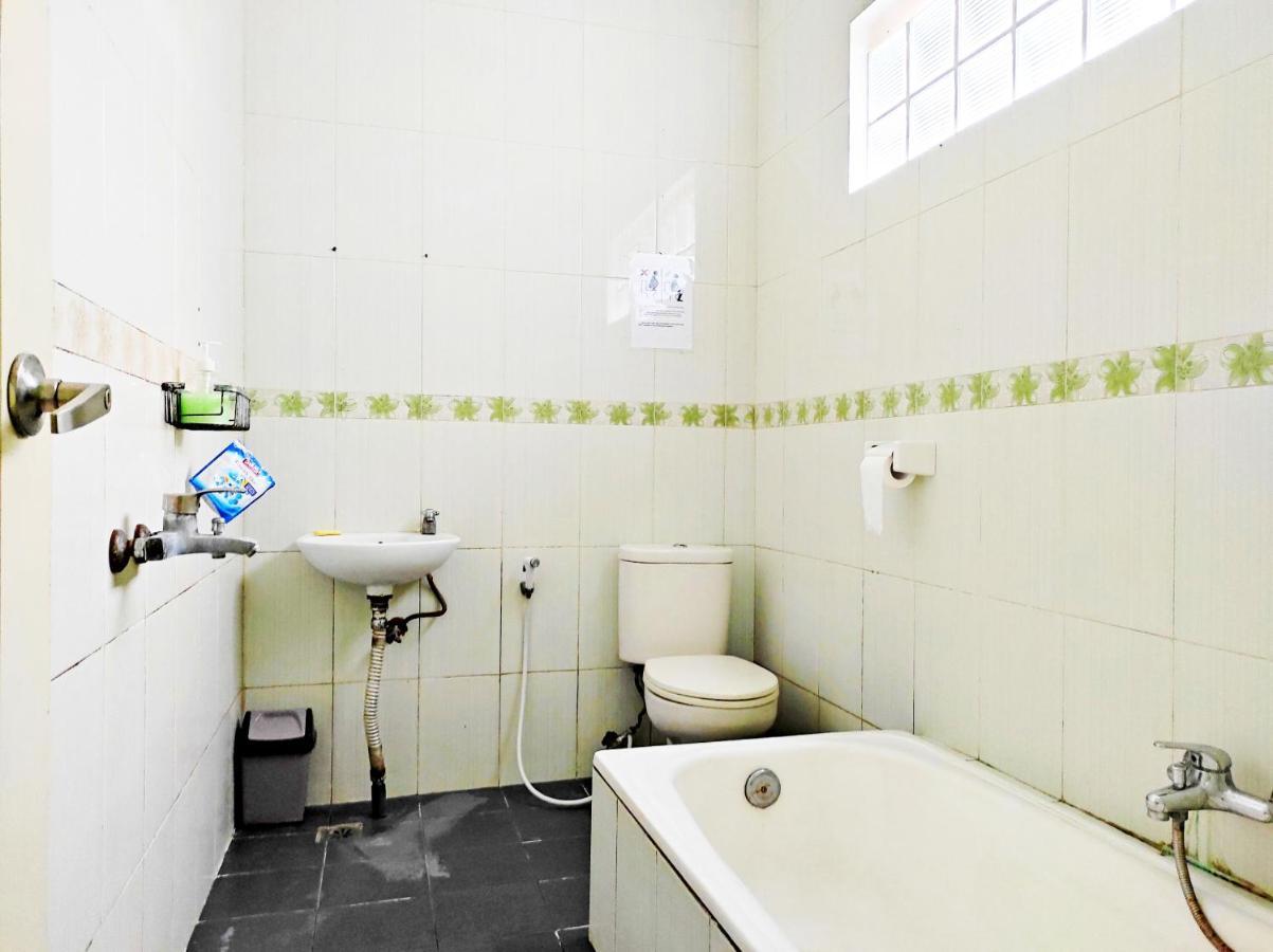 Radio Backpacker Guesthouse Syariah Бандунг Екстериор снимка