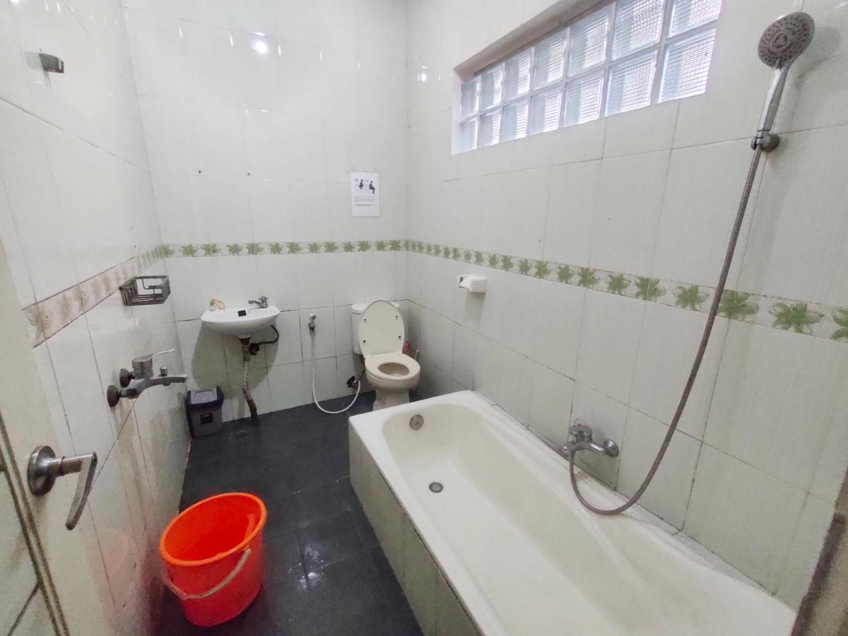 Radio Backpacker Guesthouse Syariah Бандунг Екстериор снимка