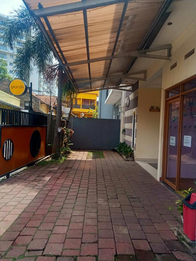 Radio Backpacker Guesthouse Syariah Бандунг Екстериор снимка